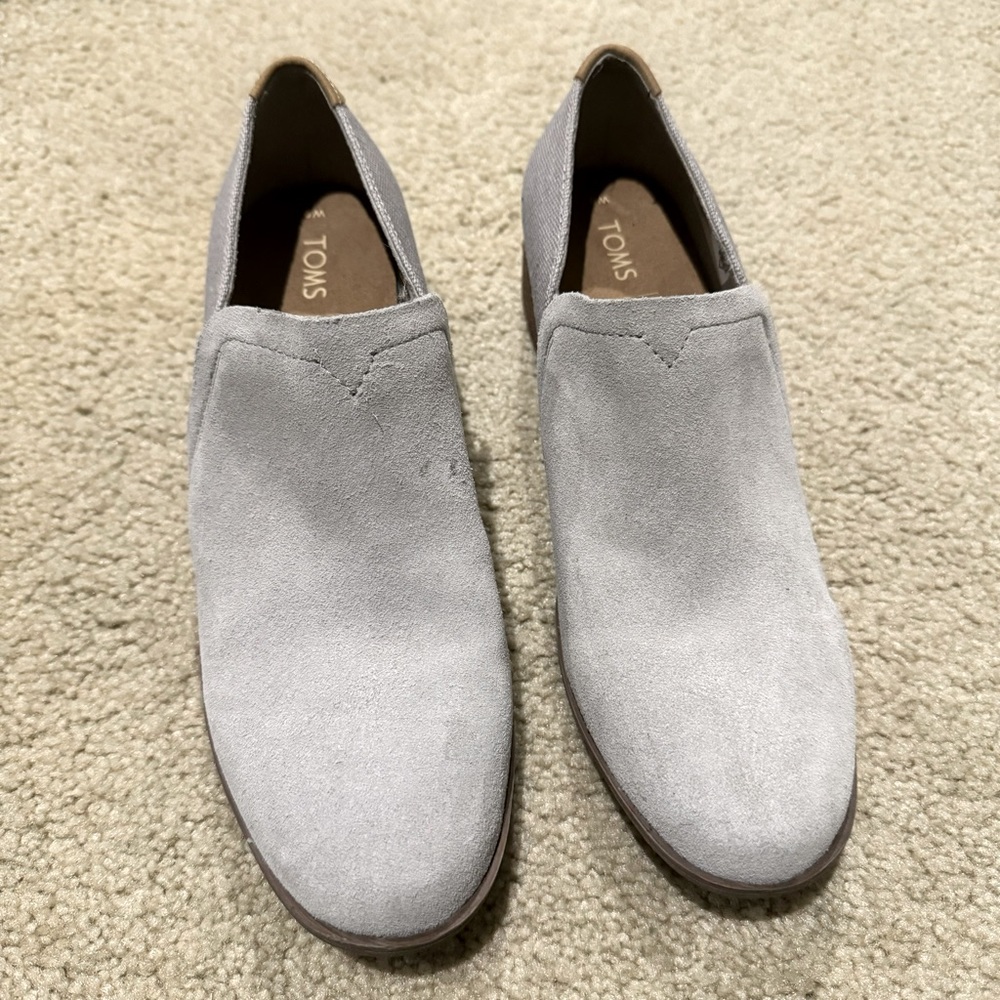 Toms Gray suede loafer. Size 8